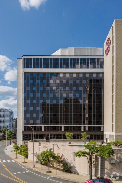 More Photos Of 1401 S Clark St, Arlington Office For Lease