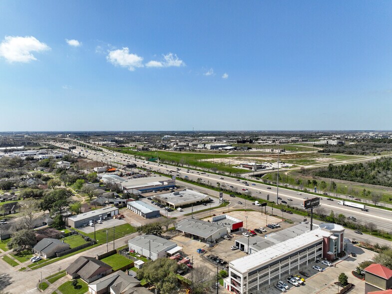 More Photos Of 115 Cinnamon Dr, Katy Flex For Sale