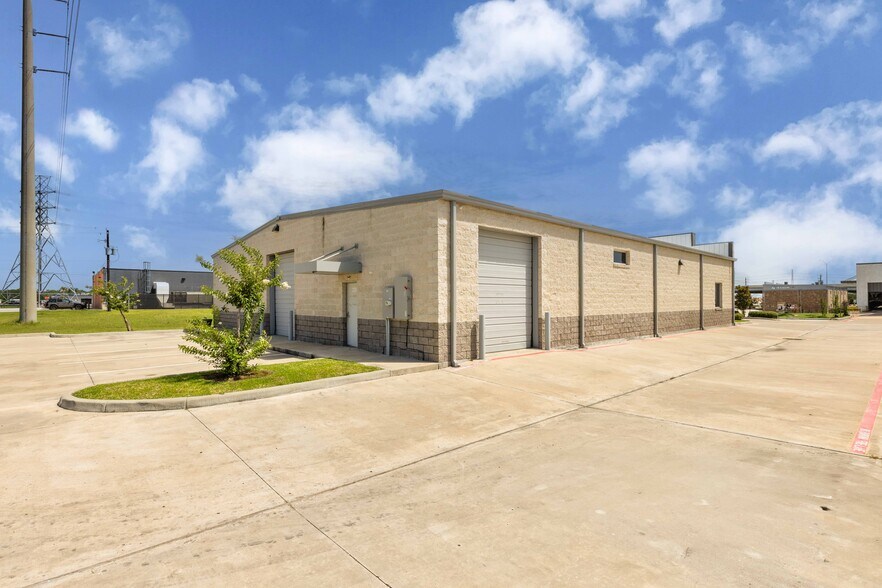 More Photos Of 220 Ibis St, Webster Showroom For Lease