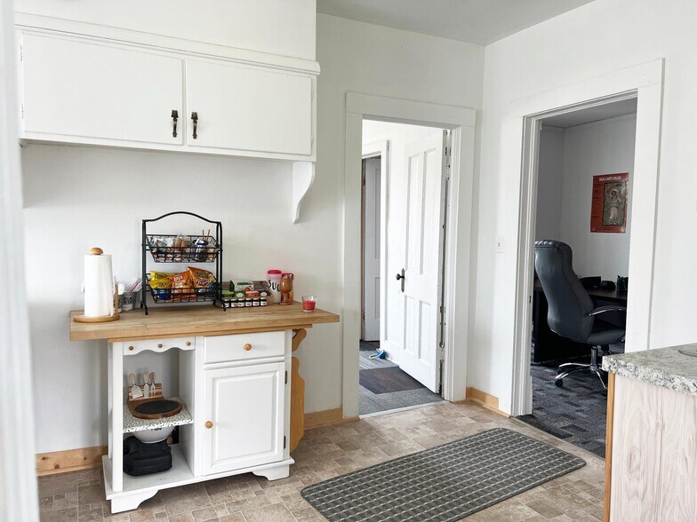 More Photos Of 332 N Main St, Gordon Flex For Sale