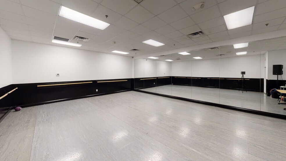More Photos Of 6557 Hazeltine National Dr, Orlando Distribution For Lease