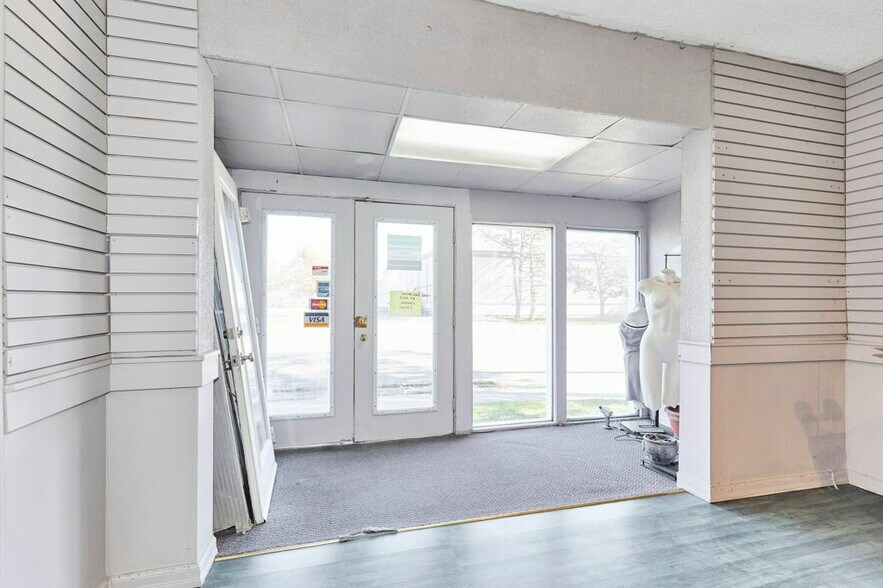 More Photos Of 562 Simcoe St S, Oshawa Storefront For Sale