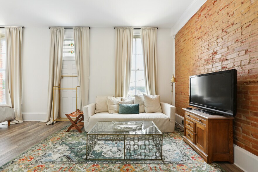 More Photos Of 4 Depot st, Elgin Hotel For Sale