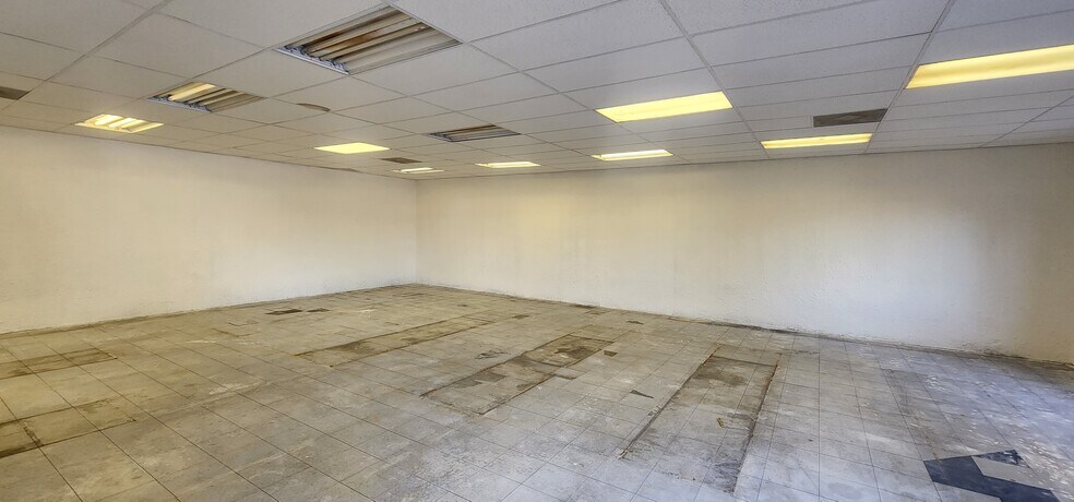 More Photos Of 284 S Center St, Pierson Auto Repair For Lease