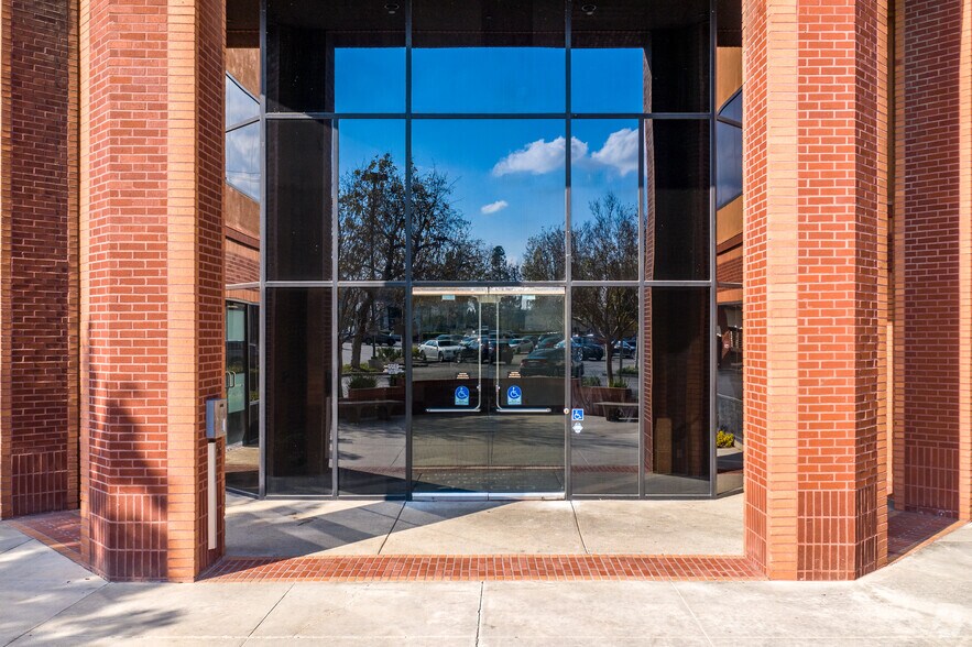 More Photos Of 4300 Long Beach Blvd, Long Beach Office For Lease