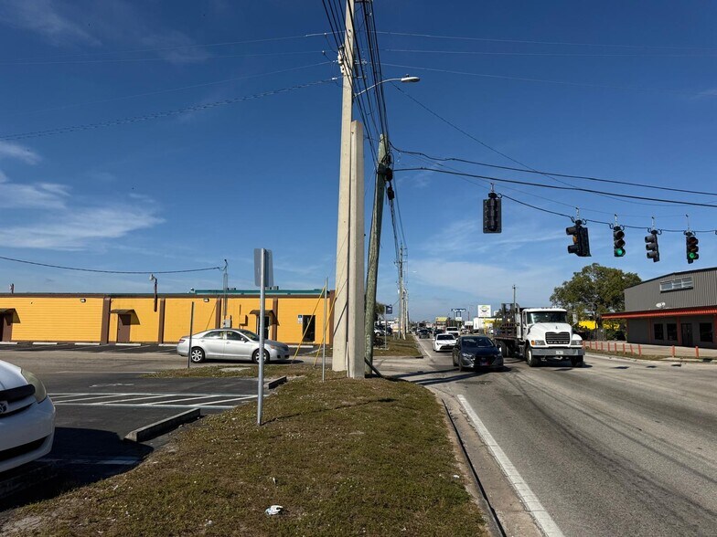 More Photos Of 2578 Fowler St, Fort Myers Freestanding For Lease