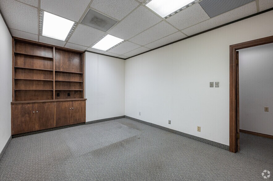 More Photos Of 1140 Empire Central Dr, Dallas Office For Sale