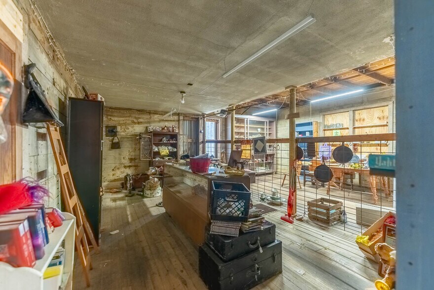 More Photos Of 14597 US-63, Vichy General Retail For Sale