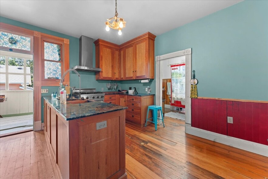 More Photos Of 3039 SE Stark St, Portland Storefront Retail Residential For Sale
