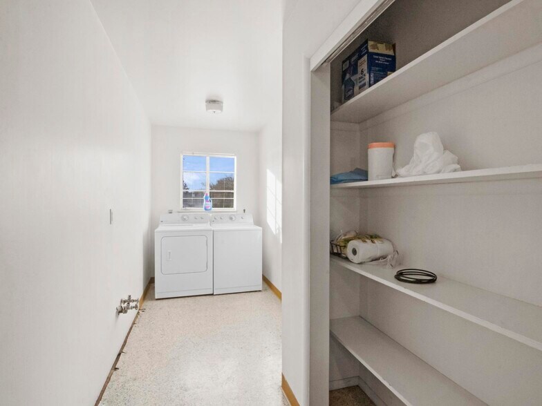 More Photos Of 905 W Spruce St, Rawlins Hotel For Sale