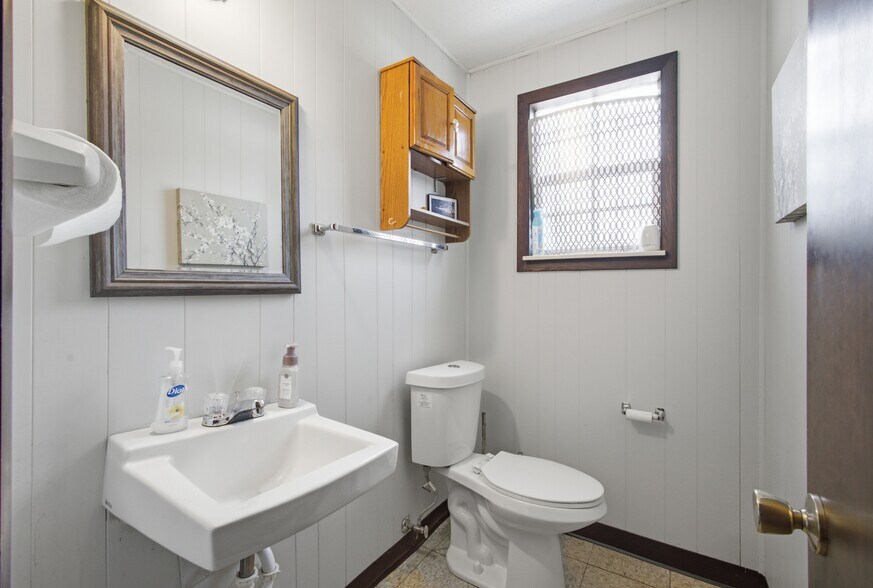 More Photos Of 119 Gateway Ave, Rockwood Office Residential For Sale