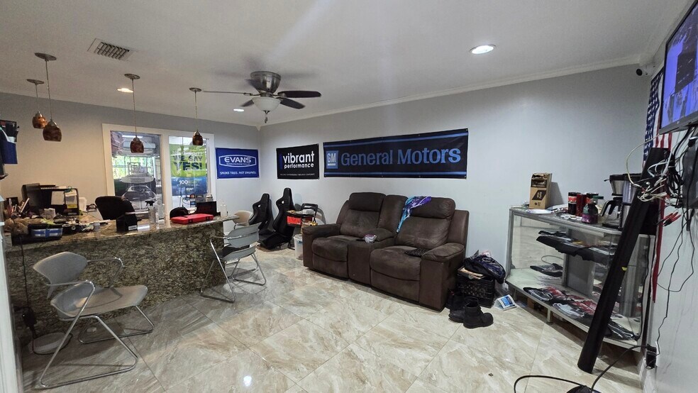 More Photos Of 10780 47th St N, Clearwater Warehouse For Lease