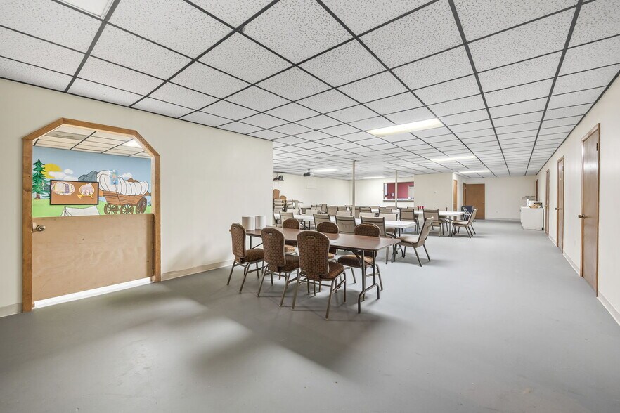 More Photos Of 832 Allardt Hwy, Jamestown Showroom For Sale