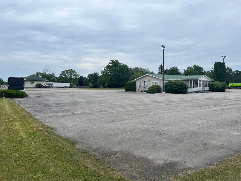 More Photos Of 810 N Birch St, Kalkaska Office For Sale
