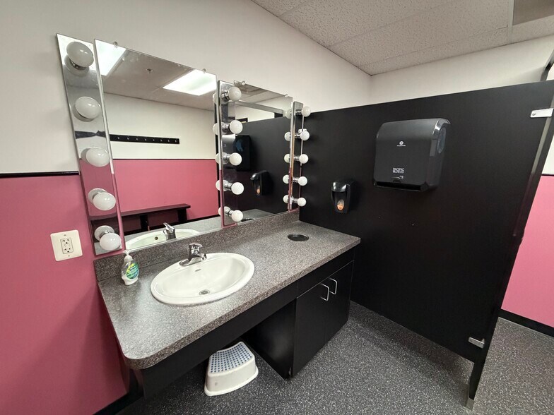 More Photos Of 44710 Cape Ct, Ashburn Light Distribution For Sale