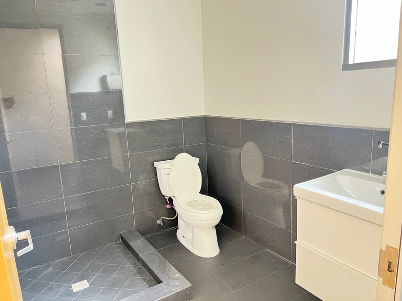 More Photos Of 1084-1088 S Fairfax Ave, Los Angeles Freestanding For Lease