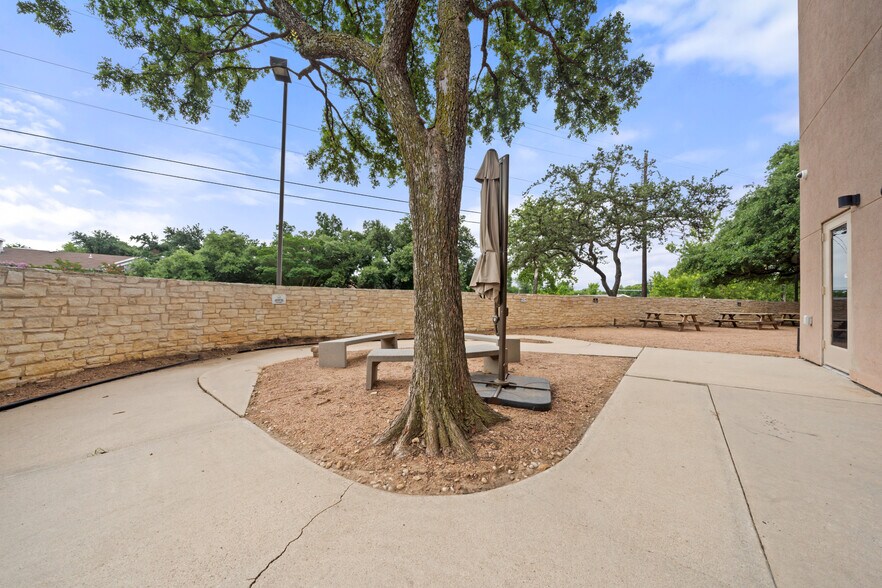 More Photos Of 7620 Guadalupe St, Austin Office For Lease