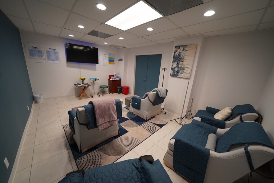 More Photos Of 3028-3040 E Commercial Blvd, Fort Lauderdale Storefront Retail Office For Lease