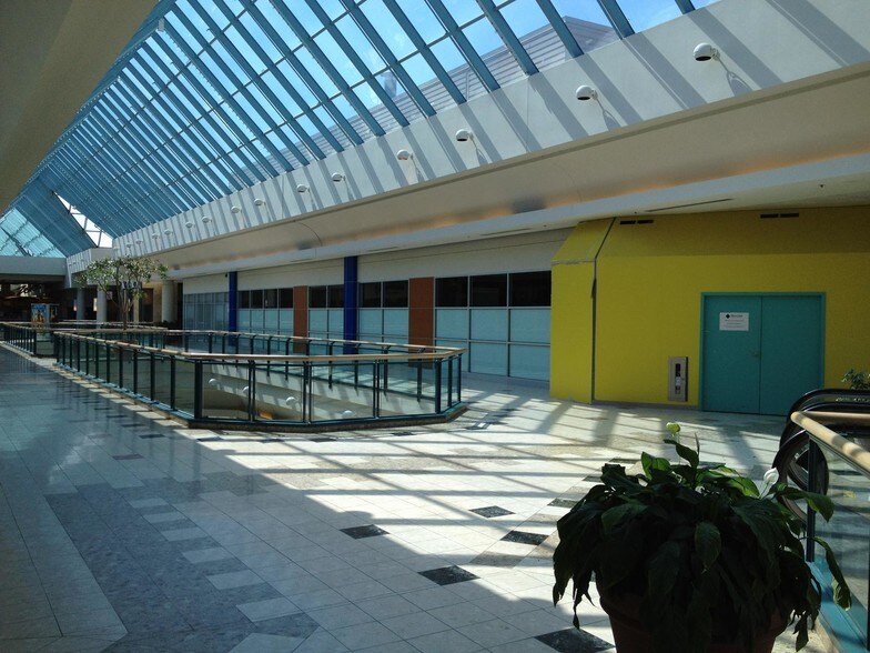 More Photos Of 785 Wonderland Rd S, London Freestanding For Lease