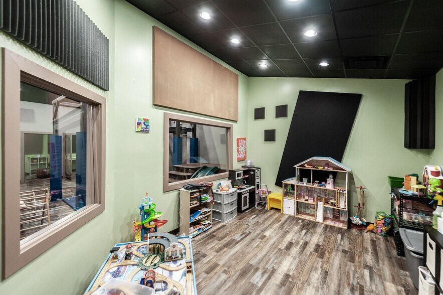 More Photos Of 20 Executive Park Dr, Hendersonville Loft Creative Space For Sale