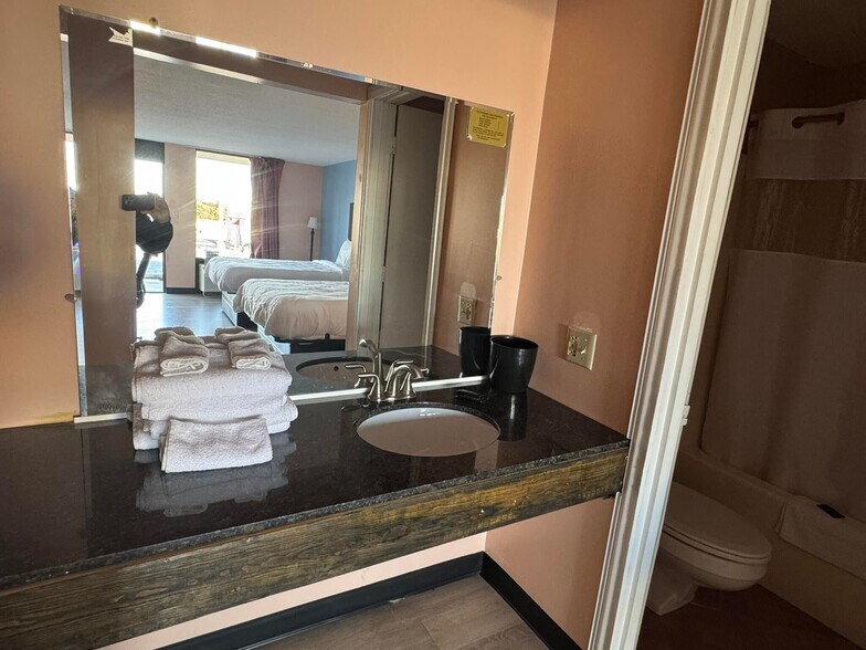 More Photos Of 990 Maple St, Russell Springs Hotel For Sale