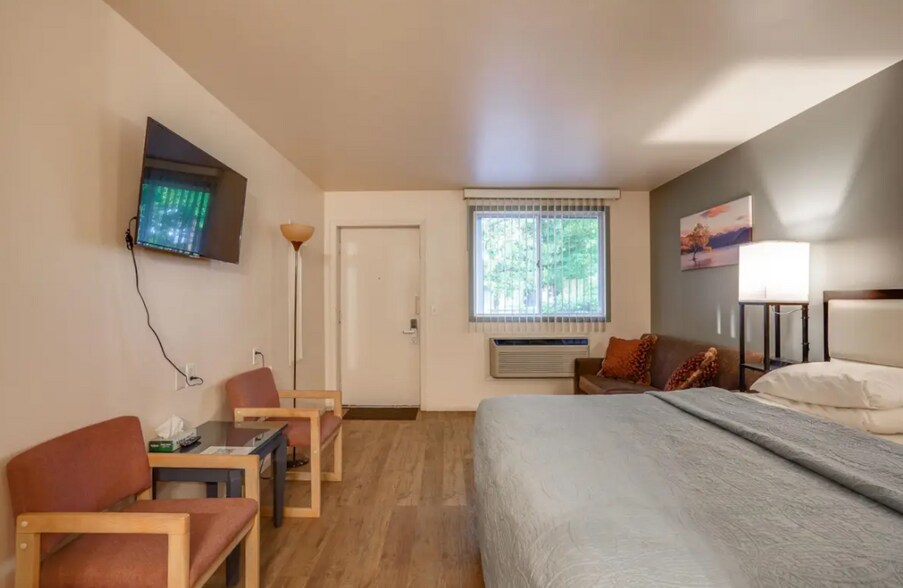 More Photos Of 211 Wisconsin Ave, Wisconsin Dells Hotel For Sale