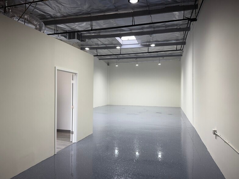 More Photos Of 7020 Hayvenhurst Ave, Van Nuys Showroom For Lease