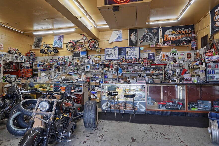 More Photos Of 140 S River St, Franklin Storefront For Sale