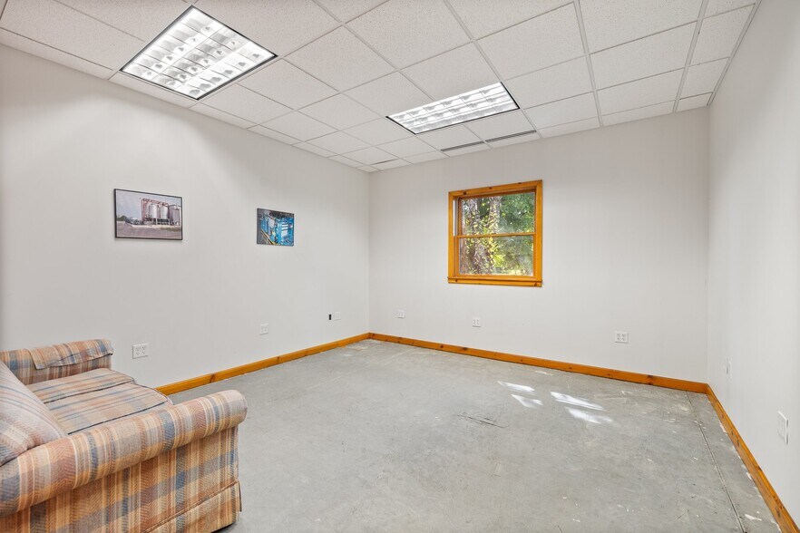 More Photos Of 9505 Emahiser rd, Caledonia Distribution For Sale