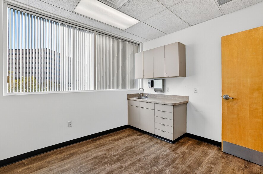 More Photos Of 2222 E Highland Ave, Phoenix Medical For Lease