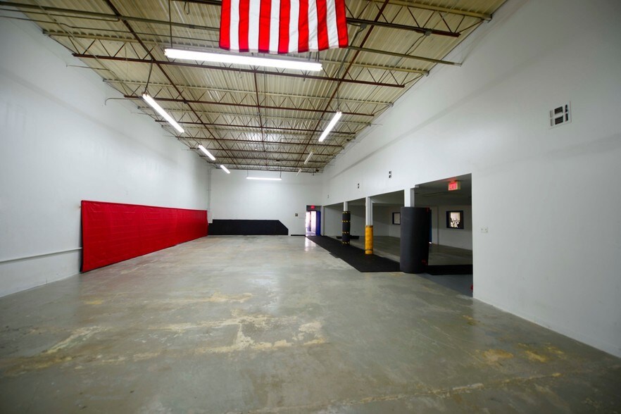 More Photos Of 2410 Boardwalk St, San Antonio Light Distribution For Lease