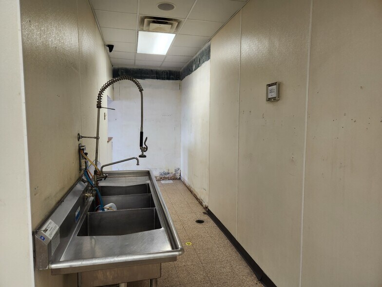 More Photos Of 401 SW C Ave, Lawton Fast Food For Lease