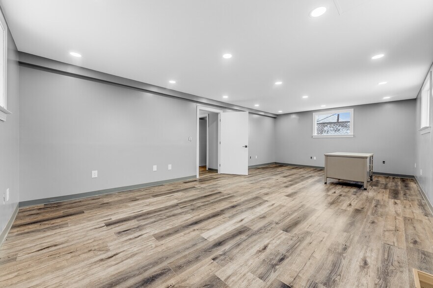 More Photos Of 205 10th St, Fairmont Office For Sale