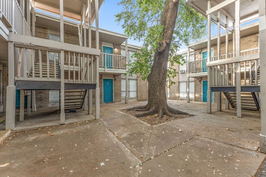 More Photos Of 2507 Airport Cir, Arlington Apartments For Sale