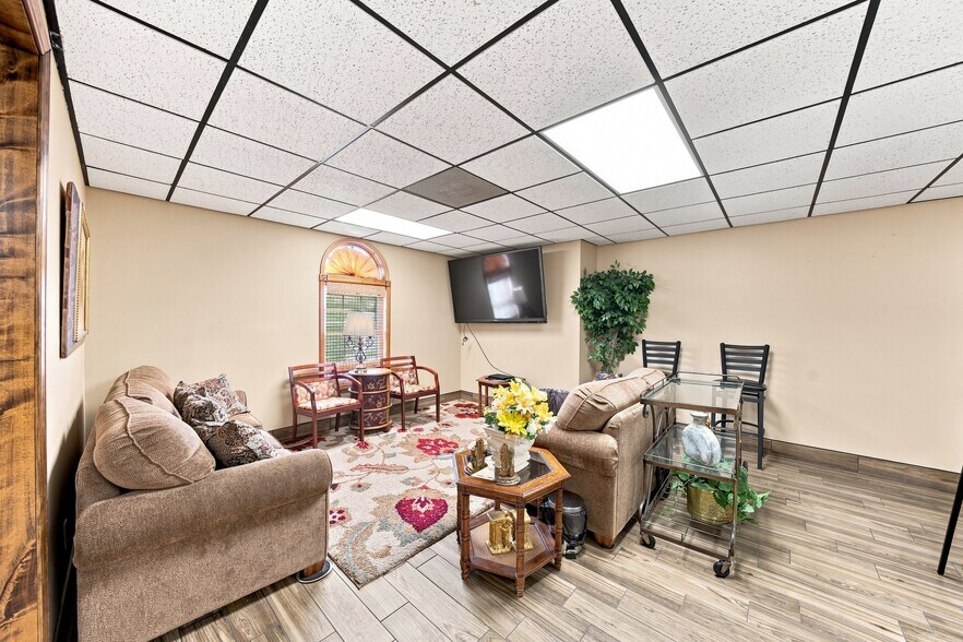 More Photos Of 951 S Kingshighway St, Sikeston Office For Sale