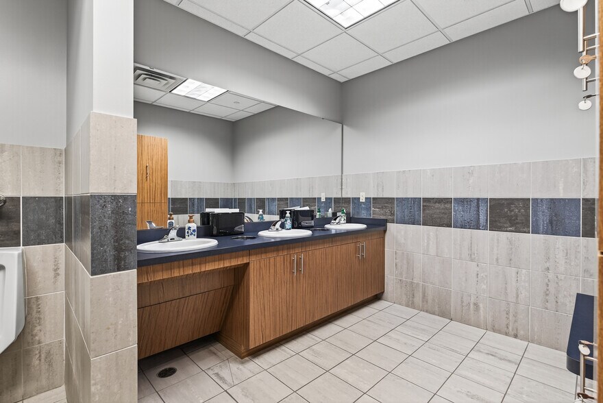 More Photos Of 5505 Cottonwood Ln, Prior Lake Office For Sale