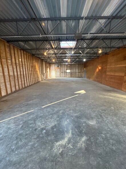 More Photos Of 32 Chichester Ave, Center Moriches Warehouse For Lease