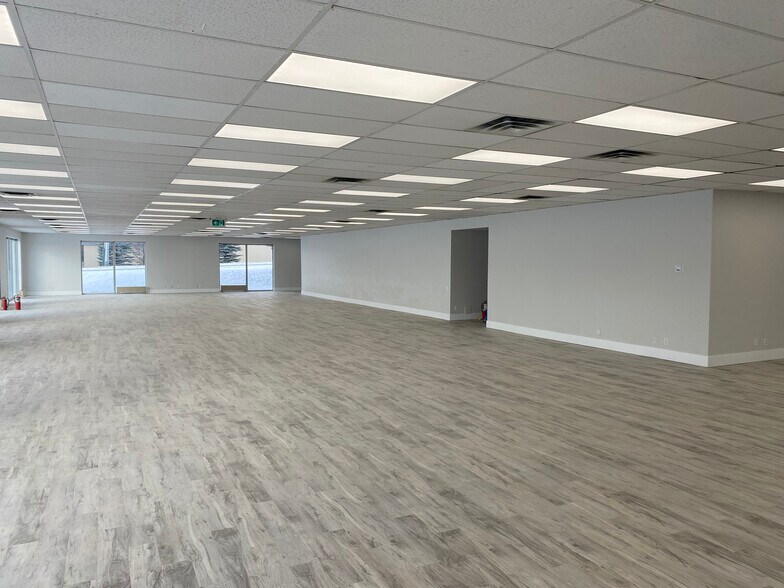 More Photos Of 4412 Manilla Rd SE, Calgary Showroom For Sale