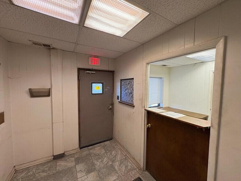 More Photos Of 17 Main St, Savannah Distribution For Lease