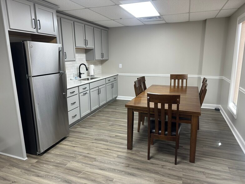 More Photos Of 300 Commerce Blvd, Bogart Warehouse For Lease