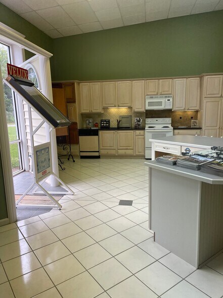 More Photos Of 455 E Highway 324, Rock Hill Showroom For Lease