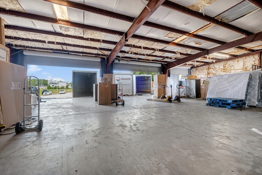 More Photos Of 495 Fortune Blvd, Midway Light Distribution For Lease