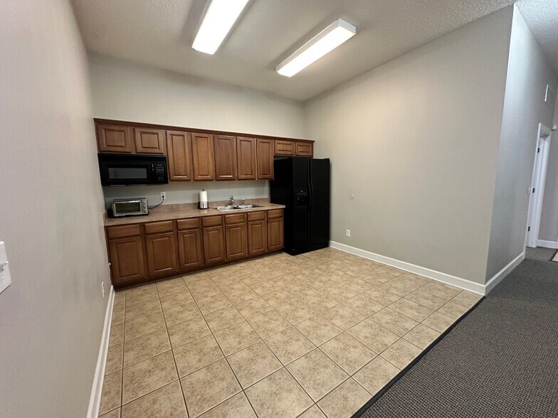 More Photos Of 9191 RG Skinner Pky, Jacksonville Office For Sale