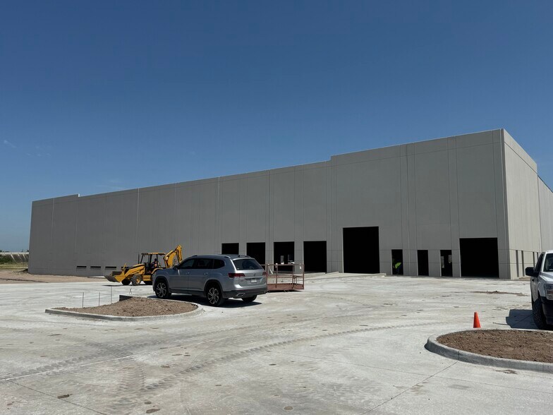 More Photos Of Industrial Circle @ G.B.I.C, Brownsville Warehouse For Lease