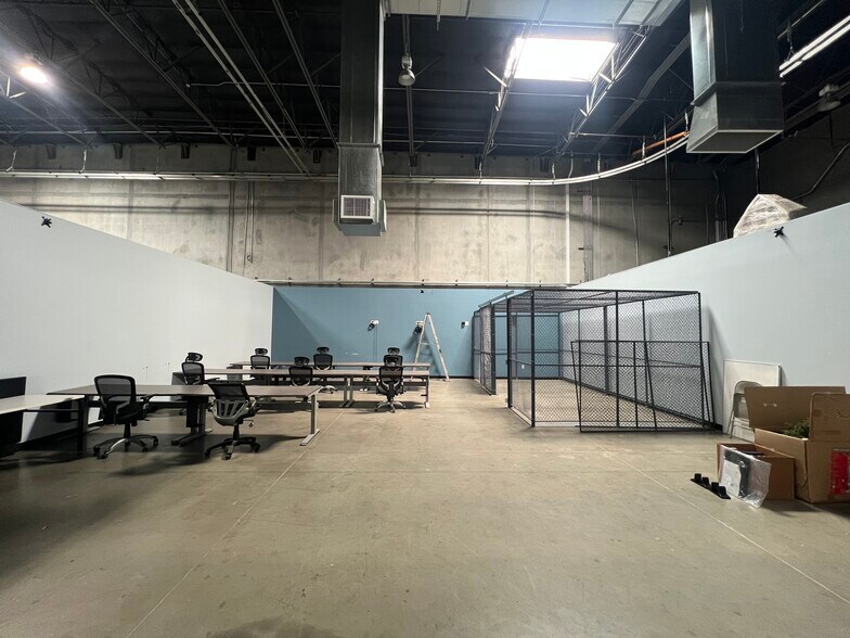 More Photos Of 7663 N San Fernando Rd, Burbank Warehouse For Lease