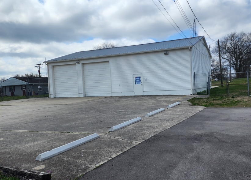 More Photos Of 705 Ridgeway Ave, Shelbyville Flex For Sale