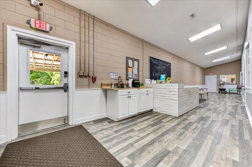 More Photos Of 100 Duggan Ave, Crestview Specialty For Sale