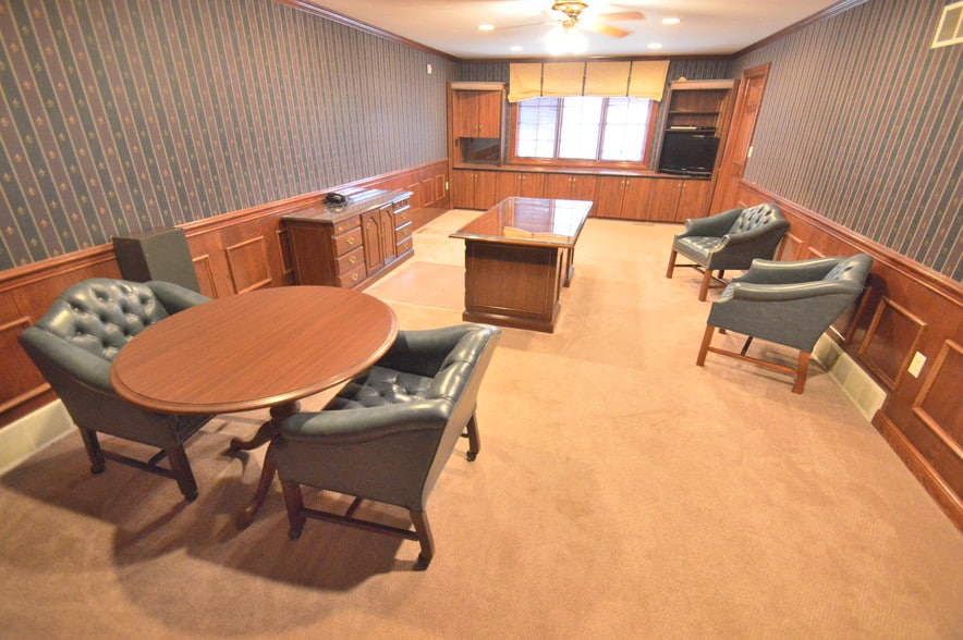 More Photos Of 10314 Main St, New Middletown Flex For Lease