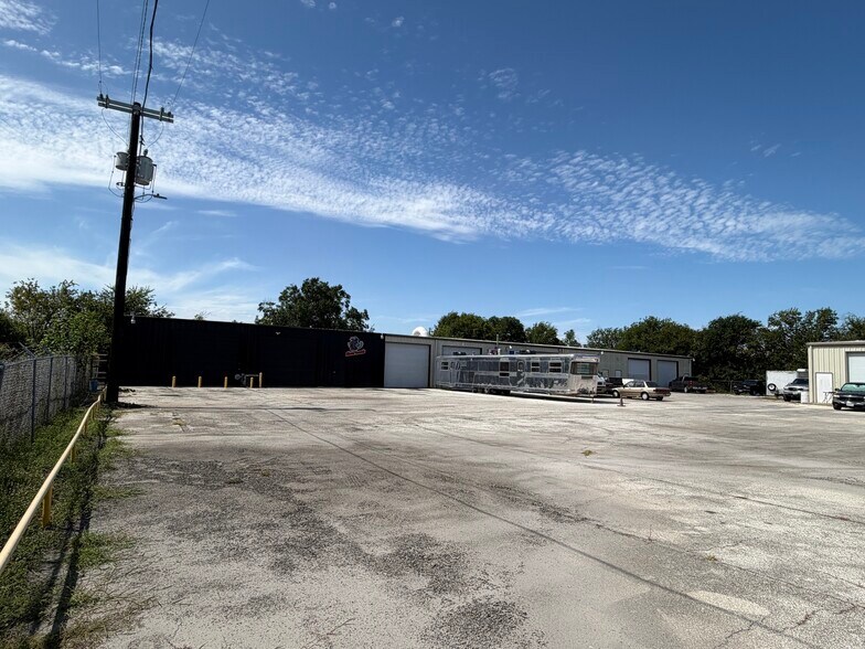 More Photos Of 5540 Dietrich Rd, San Antonio Service For Lease