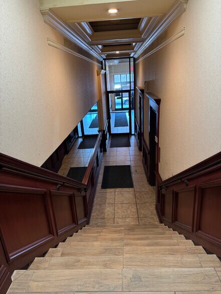 More Photos Of 20 W Park Ave, Long Beach Storefront Retail Office For Lease